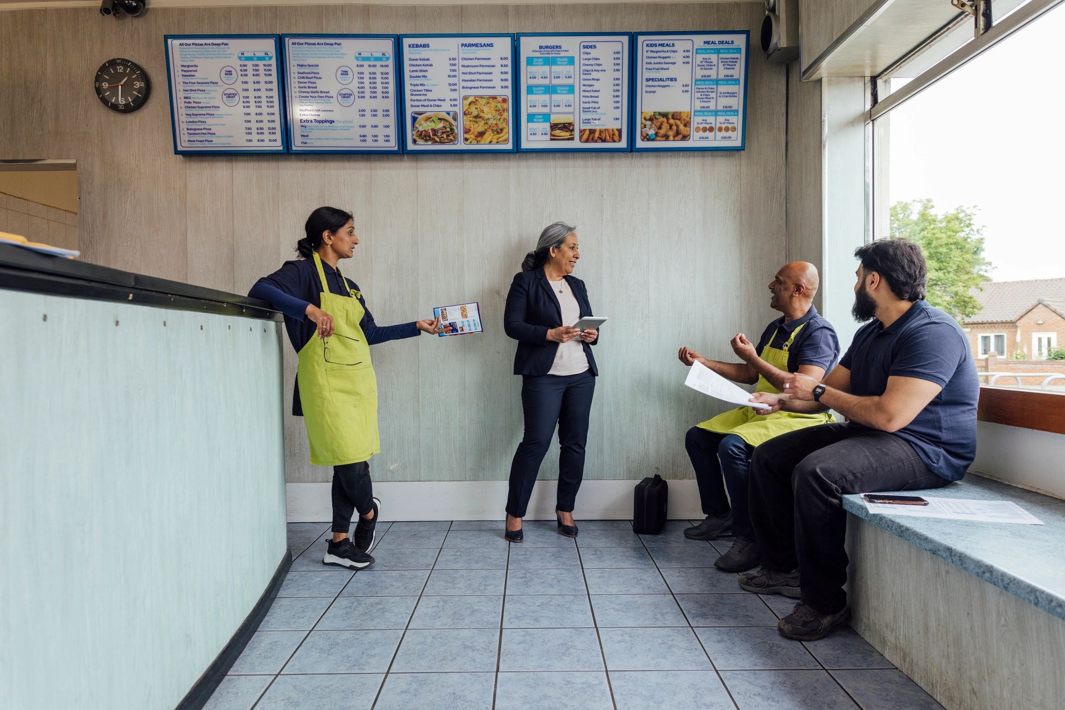 Advisor discussing service details and plans with customers